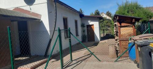 einen Zaun mit einem Tor vor einem Haus in der Unterkunft Domeček in Trutnov