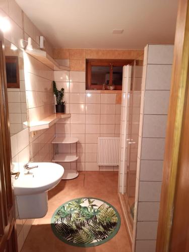 uma casa de banho com um lavatório e um WC em Domeček em Trutnov