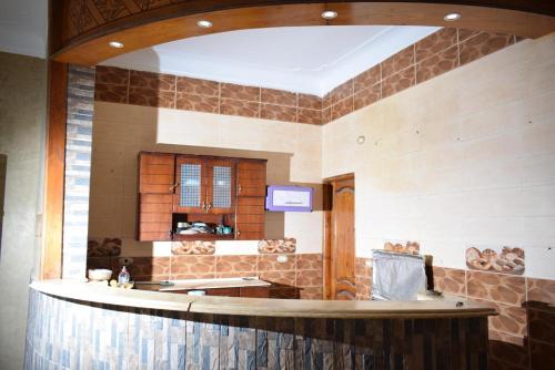 アブ・シンベルにあるKony Nubian Guest Houseのキッチン(シンクと鏡付きのカウンター付)