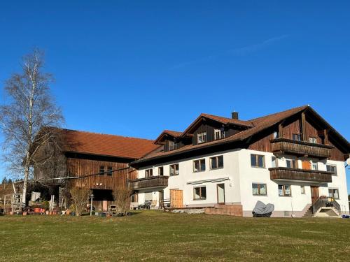un gran edificio blanco con techo marrón en Haus Allgäu Ruh, en Görisried