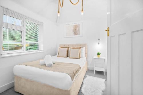 Katil atau katil-katil dalam bilik di Large Luxury 4 Bedroom House - Off-street Parking - Garden - Wifi - Netflix - 11M