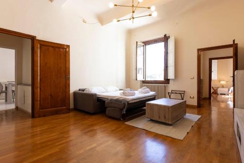 Großes Zimmer mit einem Bett und Holzboden in der Unterkunft Santo Spirito Exclusive Apartment in Florenz