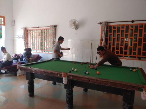 een groep mensen die een spelletje pool spelen bij CENTRO GUEST HOUSE in Siem Reap