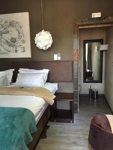 Ένα ή περισσότερα κρεβάτια σε δωμάτιο στο Damascus Bush Lodge