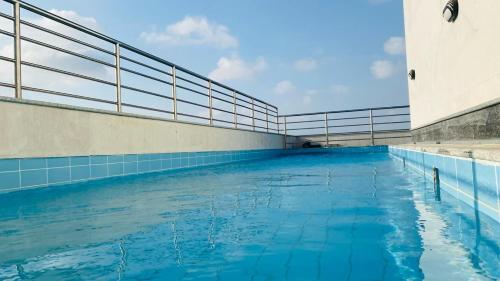 - une piscine d'eau bleue dans un bâtiment dans l'établissement فندق سافوي جدة Savoye Hotel, à Djeddah