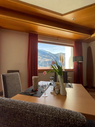 カンポ・ディ・トレンスにあるホテル ラルチの山の景色を望むダイニングルームテーブル