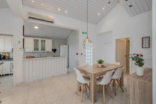 Dapur atau dapur kecil di Apartments with pool Vrdoljak