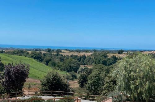 een uitzicht op het landschap vanuit een huis bij Love Nests by The Bell Tower Lodge in Palidoro