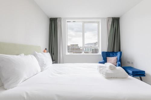 Säng eller sängar i ett rum på Chic Cosy & Well-Connected 1BD Flat Bermondsey!