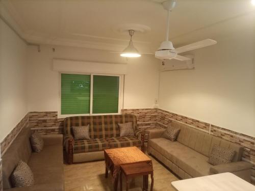 Sala de estar con 2 sofás y mesa en Andalius1, en Irbid
