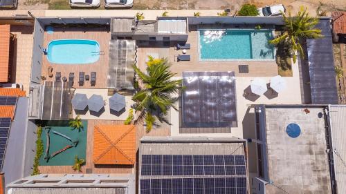 an overhead view of a building with a swimming pool at Pousada Maré do Francês in Praia do Frances