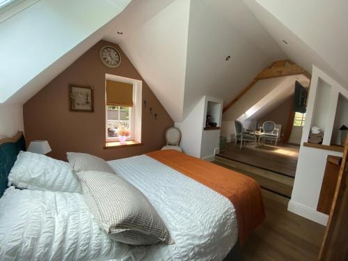 Pernes-lès-Boulogne的住宿－La forge de Godincthun，一间卧室设有一张床和一个阁楼