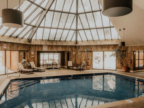 una piscina en una habitación con techo de cristal en Wallace Inn en Wallace