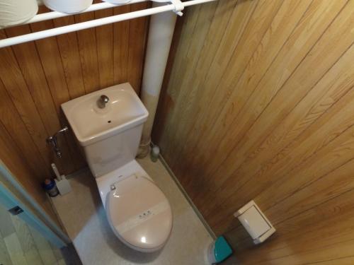een badkamer met een toilet en een houten muur bij Vintage III - Vacation STAY 14908 in Fukuoka