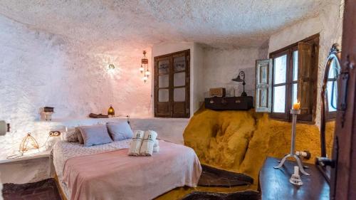 sypialnia z łóżkiem w środku pokoju w obiekcie Casa Marrojo Loja by Ruralidays w mieście Loja