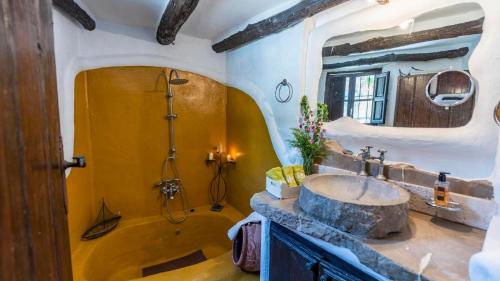 y baño con lavabo grande y ducha. en Casa Marrojo Loja by Ruralidays en Loja