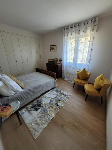 une chambre avec un lit, une chaise et un tapis dans l'établissement GITE LA CÔTE de GRAVES, à Villefranche-de-Rouergue