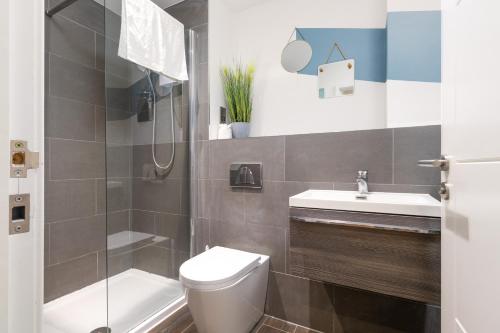 1BR Hideaway in Coventry - MH Apartment في كوفينتري: حمام مع مرحاض ومغسلة