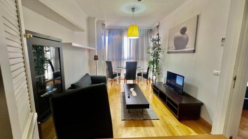 TV a/nebo společenská místnost v ubytování Deyanira Suite, Aeropuerto, IFEMA