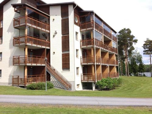 apartamentowiec z balkonem i zegarem w obiekcie Lomahuoneisto Lappajärvellä w mieście Lappajärvi