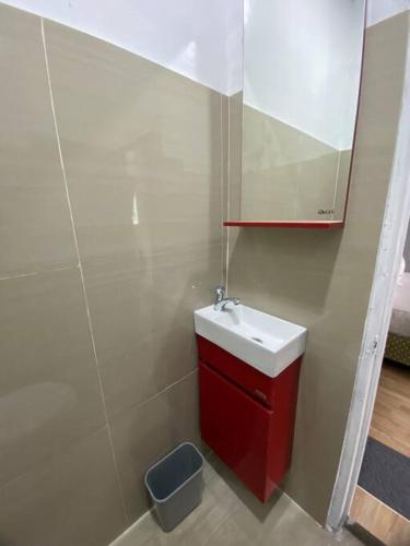 La petite salle de bains est pourvue d'un lavabo et d'un miroir. dans l'établissement Balai ni Atan - relaxing studio unit near airport, à General Santos