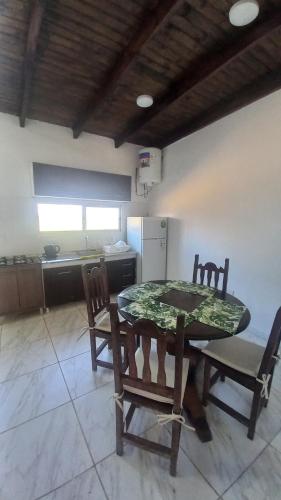 comedor con mesa y sillas en la cocina en INGA en Ituzaingó
