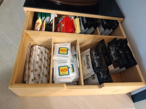 una scatola di legno piena di molti reagenti di Casa Alma del mar a Montesilvano