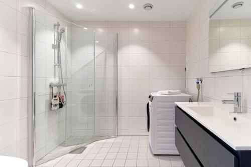 Vonios kambarys apgyvendinimo įstaigoje Bergen's Finest: Sleek Oasis with Two Bedroom