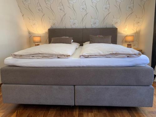 ein Bett mit zwei Kissen darauf in einem Schlafzimmer in der Unterkunft Ferienwohnung Janus Altstadt-Hameln Haus 1 inklusive Parkplatz mit und ohne Balkon in Hameln