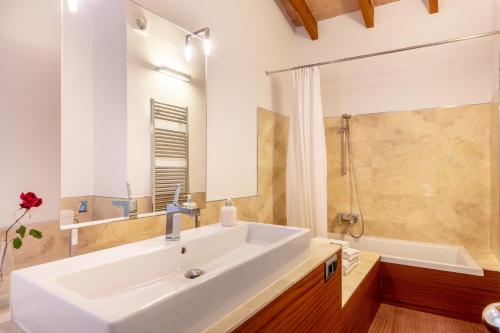 A bathroom at Can Tem Turismo de Interior