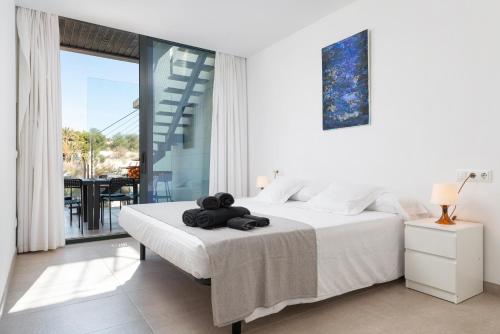カラ・デ・サント・ビセントにあるMirador Blue K Cala Sant Vicencのベッドルーム1室(テディベア付きのベッド1台付)
