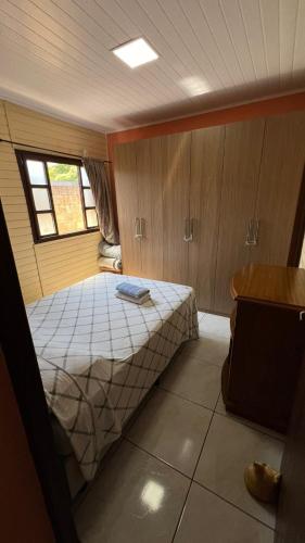 a small room with a bed in a boat at La Casa de Gramado in Gramado