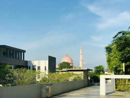 uma vista para um edifício com uma mesquita ao fundo em Ailyah homestay em Putrajaya