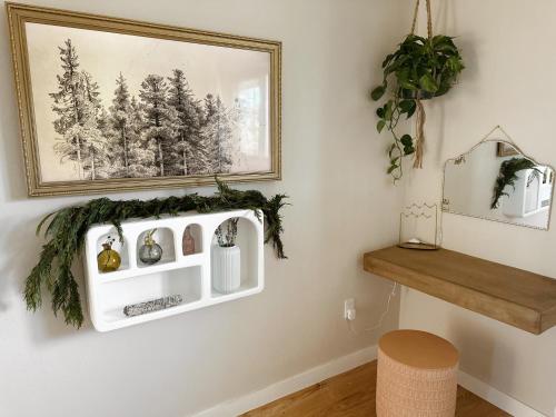 un salon avec une étagère blanche et des décorations de Noël dans l'établissement Mile High Organic Cottage, à Arvada