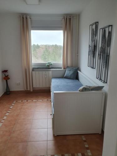 een kleine kamer met een bed en een raam bij über den Dächern von Wolfsburg in Wolfsburg