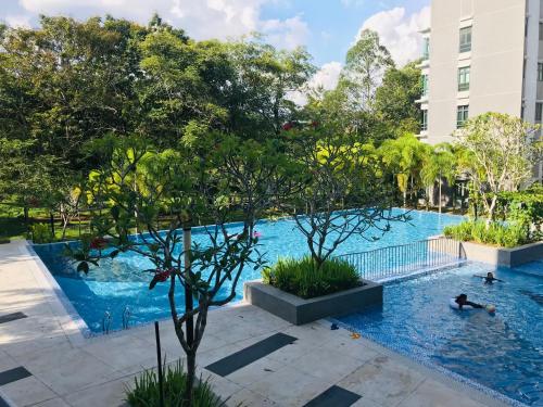 uma piscina num hotel com pessoas a nadar nela em Ailyah homestay em Putrajaya