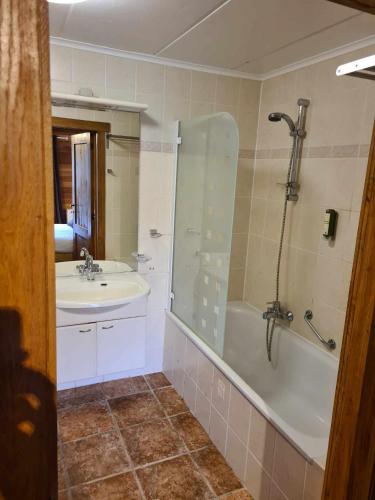 Un baño con lavabo, bañera y ducha. en Gîte le mirador, en Bouillon
