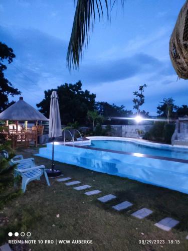 The swimming pool at or close to WCW Auberge