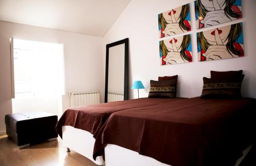 リスボンにあるTriplex with Garage - Praça das Floresのベッドルーム(大型ベッド1台、大きな鏡付)