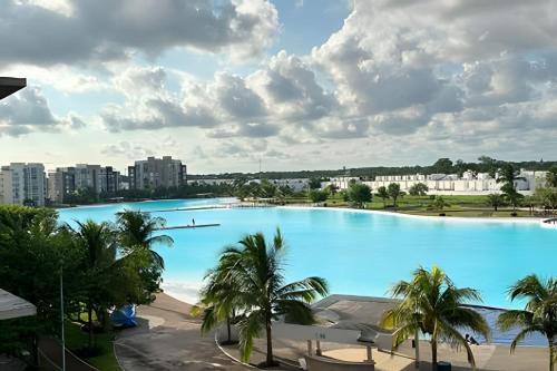 une grande piscine avec des palmiers et des bâtiments dans l'établissement Dream Lagoons Veracruz, à Veracruz