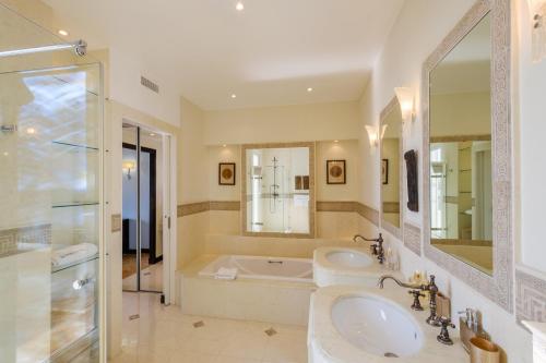 a bathroom with two sinks and a tub and a shower at Villa Sorrentina in Villefranche-sur-Mer