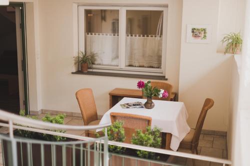 a room with a table and chairs and a window at Ansitz Rynnhof in Termeno