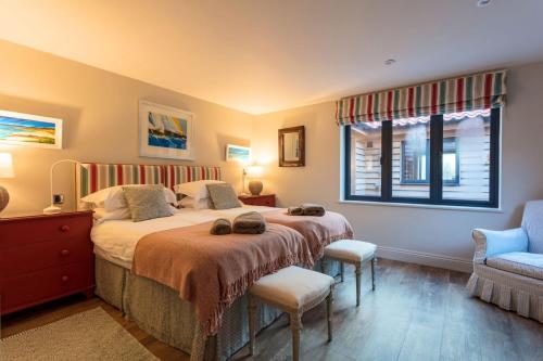 Un dormitorio con una cama grande y una ventana en West Heath 10, en Brancaster