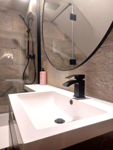 a bathroom with a sink and a mirror at The Gallery - Bournemouth Town Centre - Beach 5 Minute Walk - Superfast WiFi - Outdoor Terrace - Sleeps 6 - Netflix - Contractor Friendly - Long Stay Rates - Coffee Machine in Bournemouth