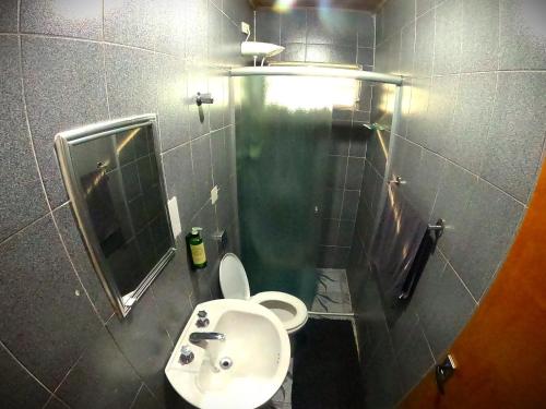 a bathroom with a toilet and a sink at Chácara Atibaia com Casa na Árvore in Atibaia