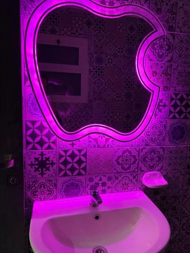 Koupelna v ubytování Cozy king bed in 6 of October city