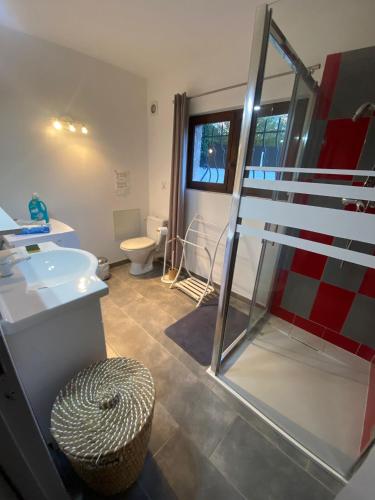 une salle de bain avec toilettes et lavabo dans l'établissement T2 rez de villa proche de la mer b&b sita, à Saint-Cyr-sur-Mer
