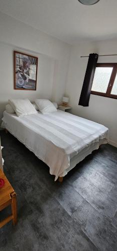 a bedroom with a large white bed in a room at T2 rez de villa proche de la mer b&b sita in Saint-Cyr-sur-Mer