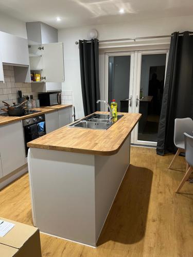 New Peaceful Luxury Home with free ParkingWiFi Sheffield Image