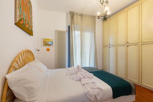 a bedroom with a bed with white sheets and a window at [3BDRM in ChinaTown]&Monumentale in Milan